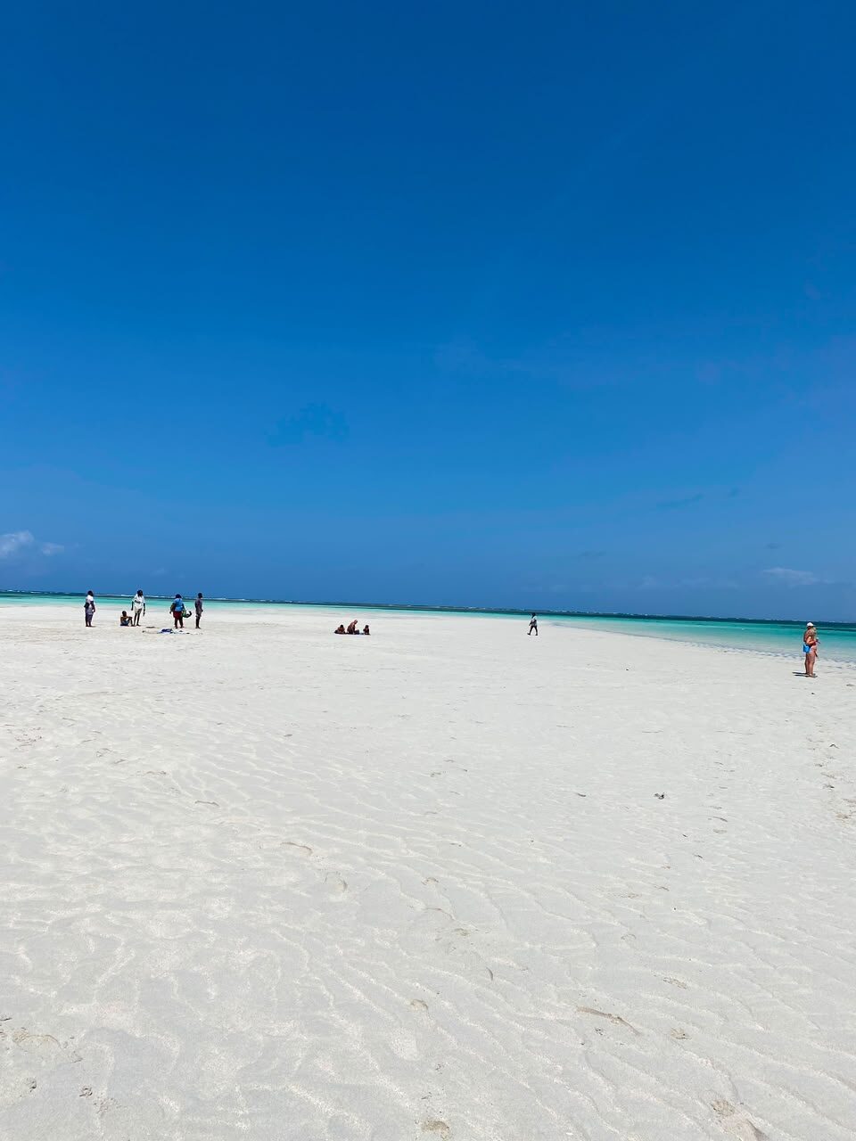 Spiaggia bianca deserta con barca in lontananza